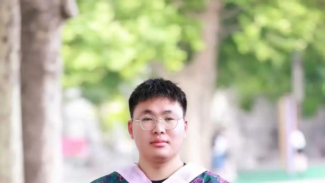 16岁少年无证驾车撞倒23岁研究生，致其颅脑损伤心智如幼童