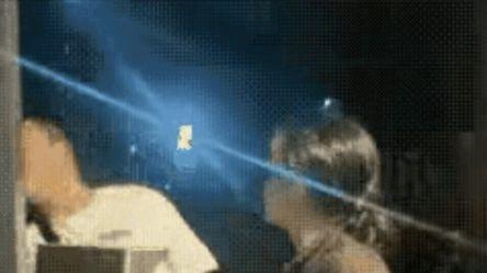 神级操作！小伙懒得和大妈争吵，直接动嘴强吻：大妈懵了