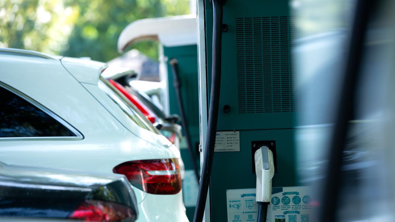 加满一箱油亏两斤排骨！油价疯涨后中国新能源车出口激增1.1倍