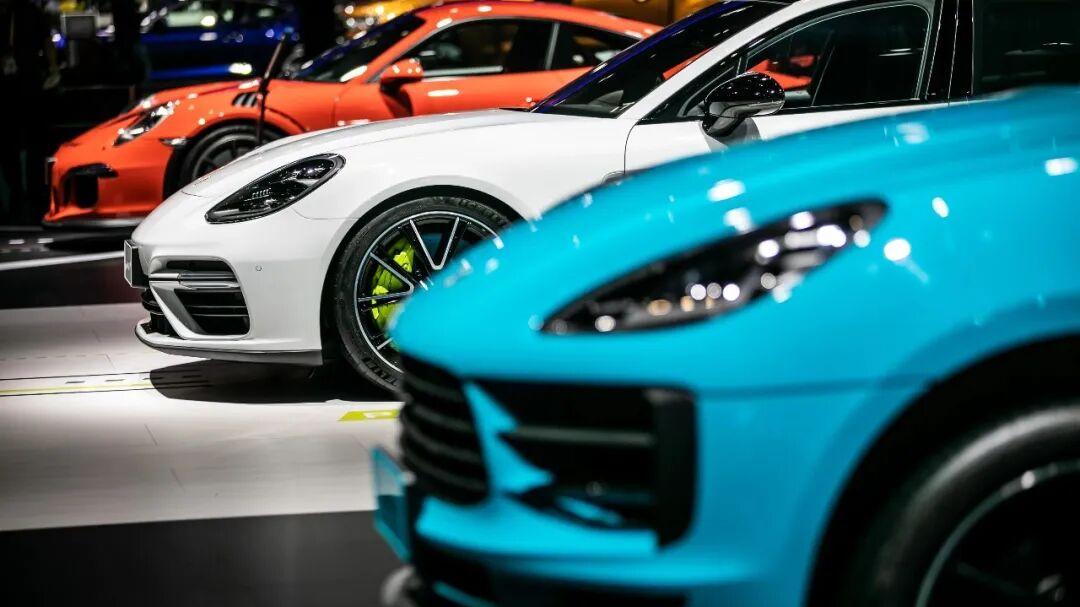 保时捷营业利润暴跌超九成；理想交出2025成绩单；奔驰全新纯电MPV来了；阿维塔06T即将上市；比亚