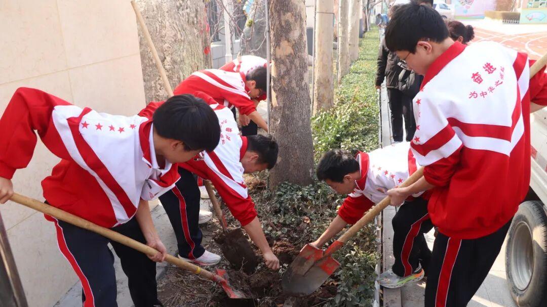 三月植树节，我们在衡水十三中种下春天！