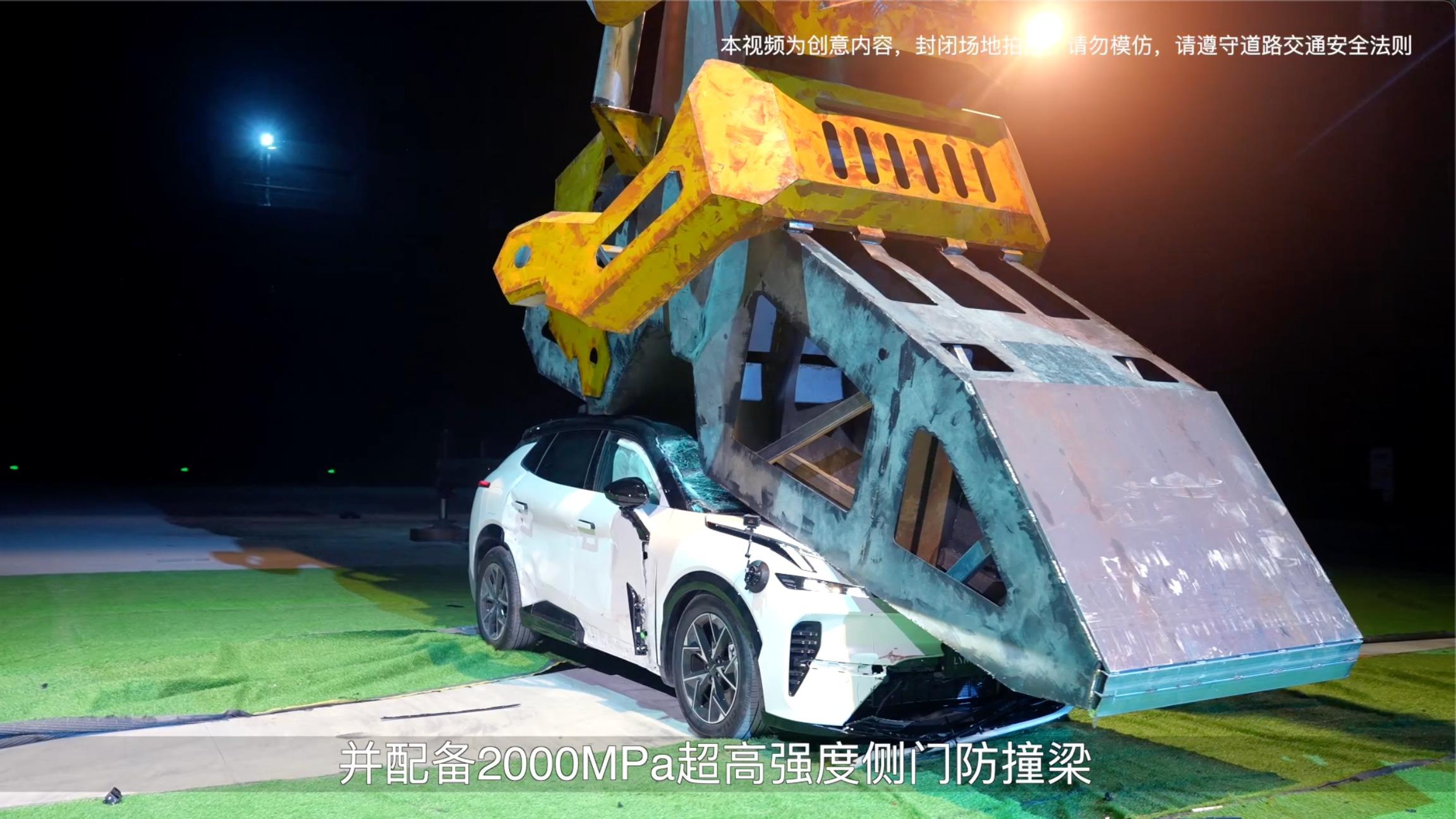 足球赛之外，领克08 EM-P用大力神腿踢出安全名场面