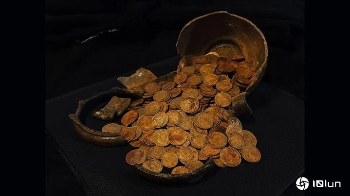 俄罗斯旧屋翻修意外发现价值50万美元的金币宝藏