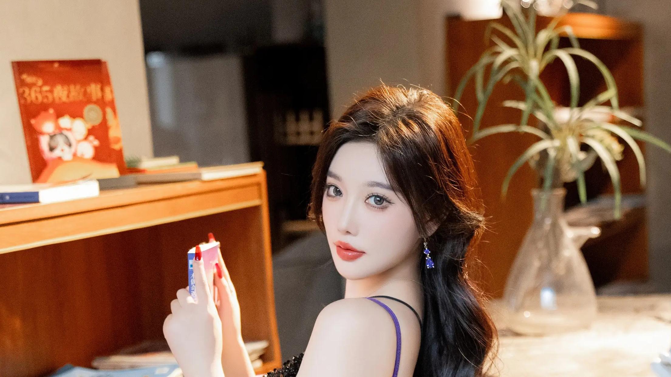 杨晨晨写真｜紫裙与旧书，在午后的光影里不期而遇📚