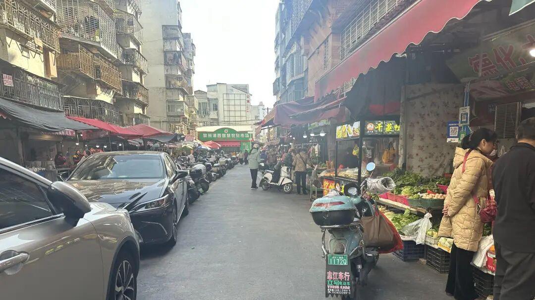 丰泽区泉秀花园西区部分储藏间被改造成商铺引发道路拥堵