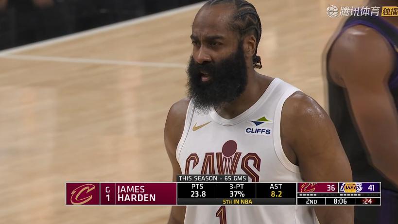 骑士憾负！哈登17+3，赛后哈登走入通道，米切尔一把抱住东契奇