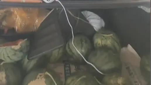 租一辆车赚两份钱！网约车没生意司机兼职卖瓜：晚高峰到了再跑车