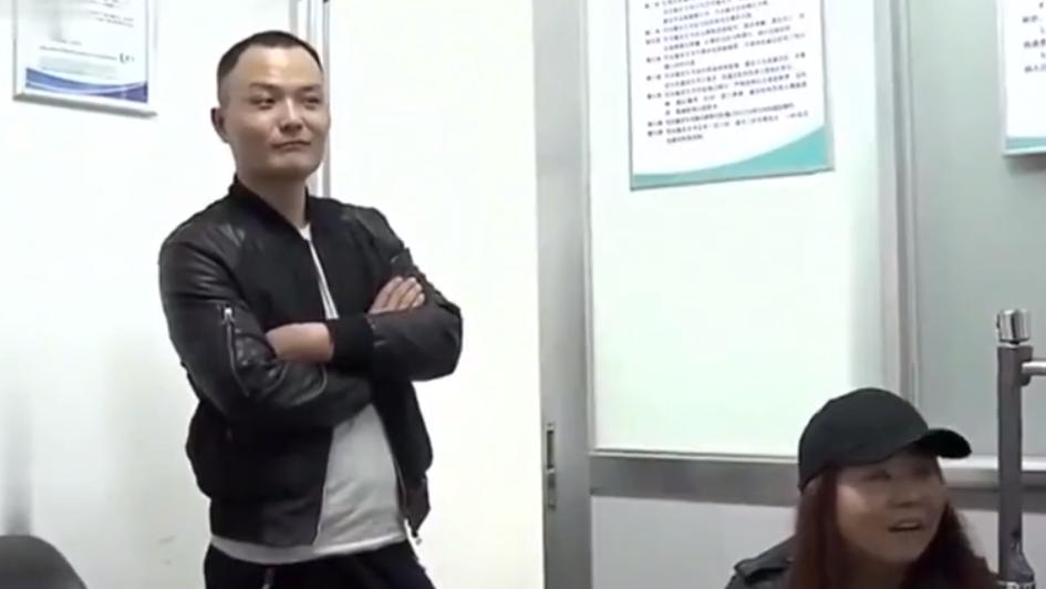 33岁的她由于贪玩，如今只能带着亲子鉴定书去找孩子的亲生父亲！