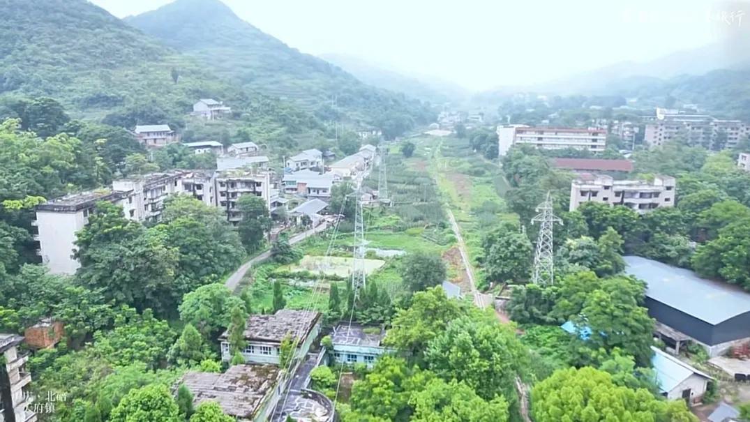 重庆北碚大山环绕的天府小镇现状，房屋破败不堪，很让人惋惜