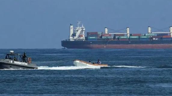 玩火？特朗普亲自下令扣押俄油轮，某国外长竟高呼：干得漂亮！