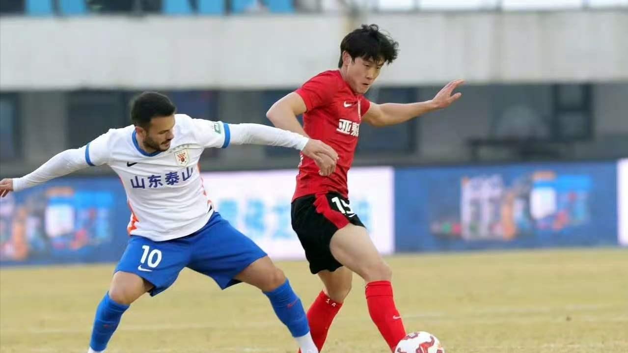 执意要走！泰山中场绝对主力难留！鲁媒：他和意向球队已接触