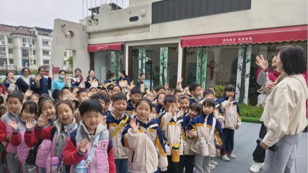 春日采茶趣 茶香润童心 信阳市羊山哈敦幼儿园茶山实践活动