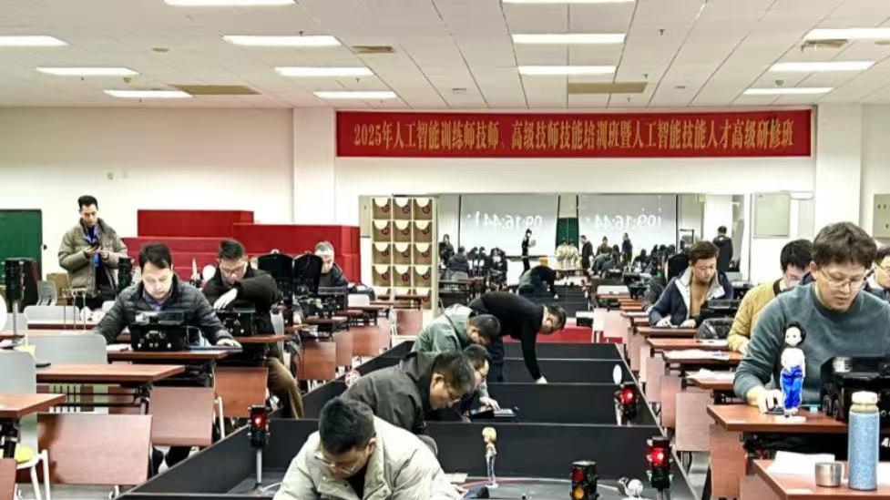《新华网》：温州技师学院构建“人工智能+技能”人才培育生态