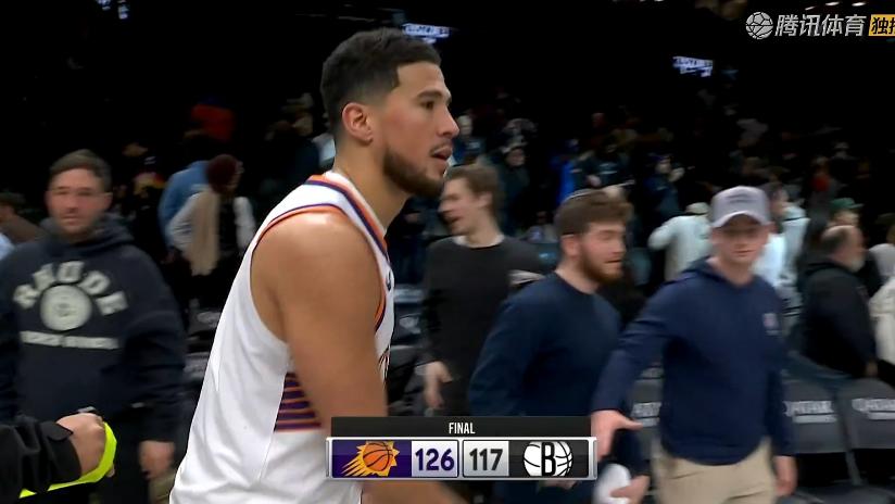 26胜17负，紧咬湖人！狄龙27+5+2，赛后布克来到场内，和球迷击掌互动