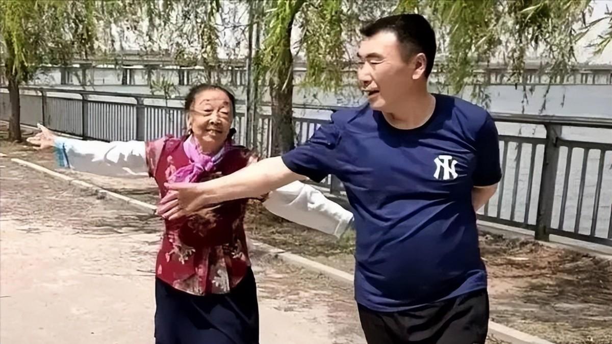 26年前，27岁东北小伙和父母断绝关系娶59岁老太，现状如何？