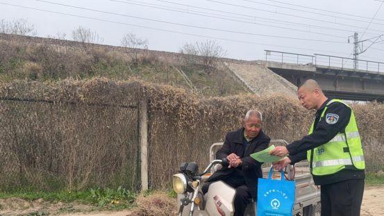 临猗县护路办利用清明假期筑牢铁路安全防线
