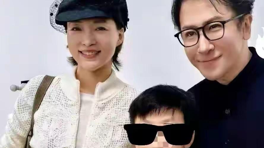 53岁董卿大年初二现身亲戚家饭桌：没打光、没修图，可一抬眼，还是那个让屏住呼吸的女人