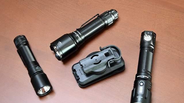 远泛兼顾的“多面手”！Fenix菲尼克斯TK25R多功能战术手电体验