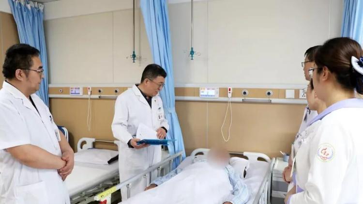 山东省文登整骨医院侯海涛：用手术刀雕刻生命的“脊柱守护者”