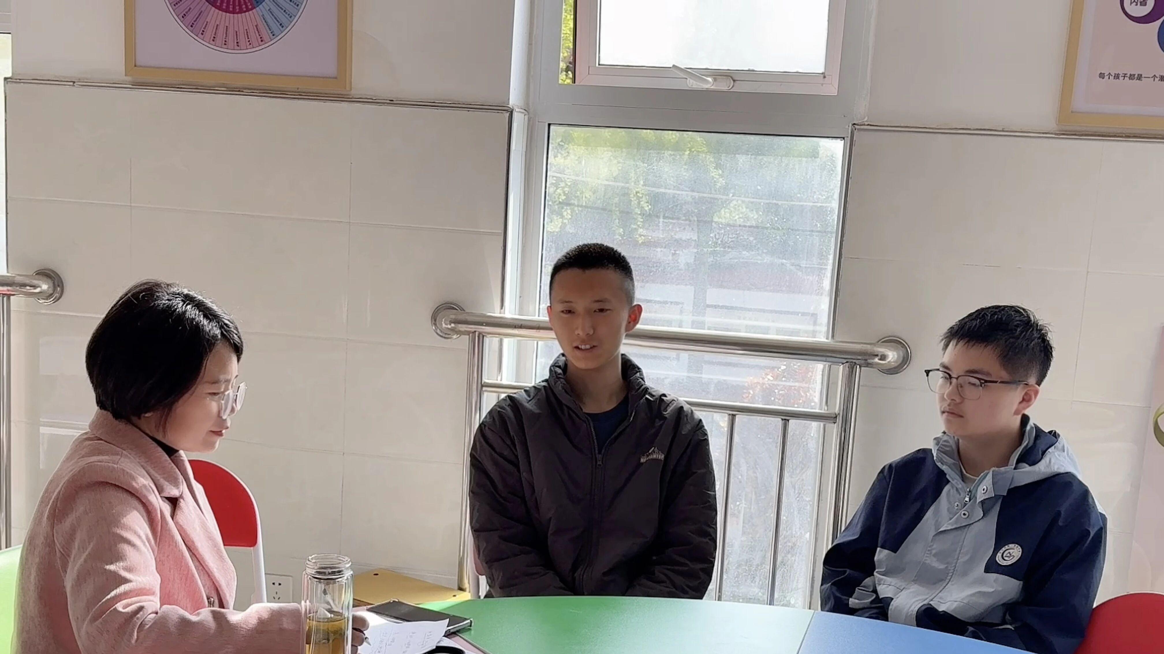 潘新凌老师为南召一中心灵教育研究中心心理老师赋能