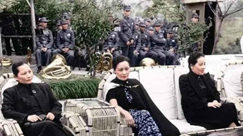43年，宋氏三姐妹的合影，别看她们坐在一起，其实有点貌合神离