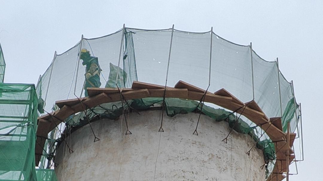 120米混凝土烟囱人工拆除  匠心拆除守安全