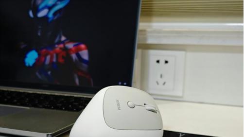 告别手腕酸痛！百元级桌面减负神器，西圣M1人体工学鼠标深度体验