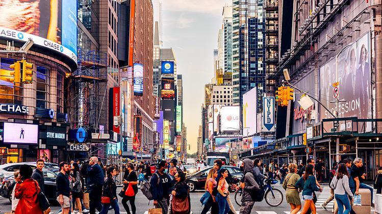 炸锅！美国迎90年最惨反转，中产弃国籍疯逃，华尔街都慌了