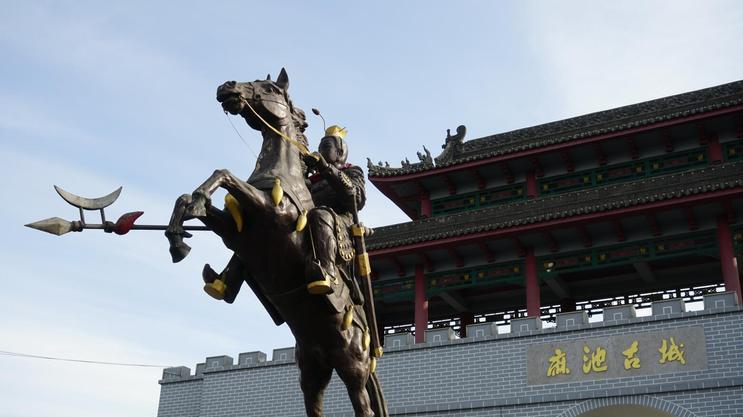 两汉时猛将多用戟，随着冶炼技术的提高，武器逐步被矛、枪所取代