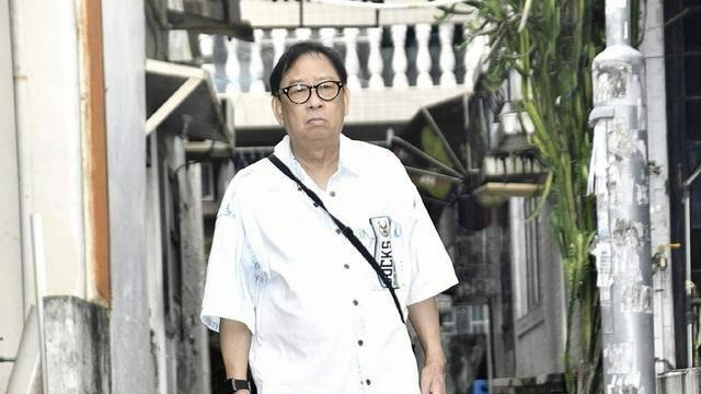 香港知名演员坐轮椅输液登台？