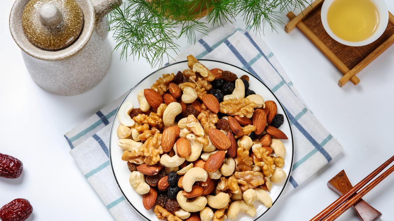 年前一个月，提醒中老年人：记得多囤这3样，比米面油还重要