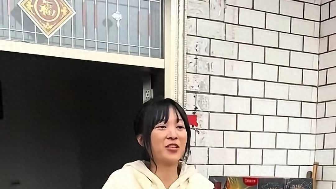 合川杀猪宴呆呆妹哭了，女网红讽刺农村土匪窝，不断追问收入账单