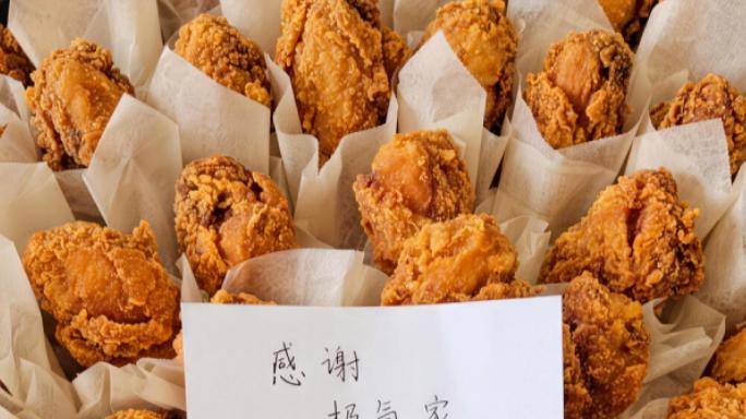 两只活鸡换回1000万鸡腿基金？车主一个举动，极氪直接掏钱给全员“加鸡腿”