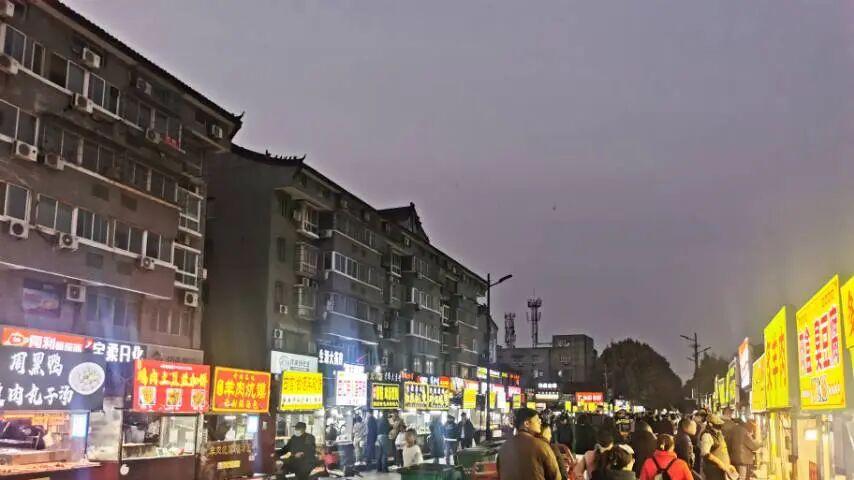 每当夜幕降临，各个小区的“夜袭队”无需集结号，小推车纷纷出笼