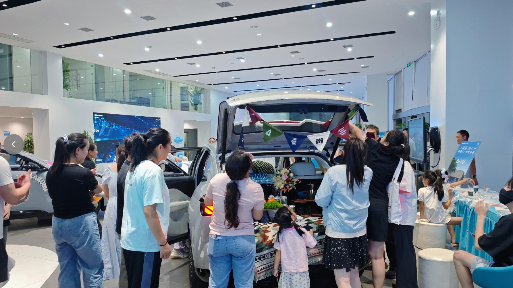 到店看车被极狐T1的空间种草了，下沉式后备箱绝了