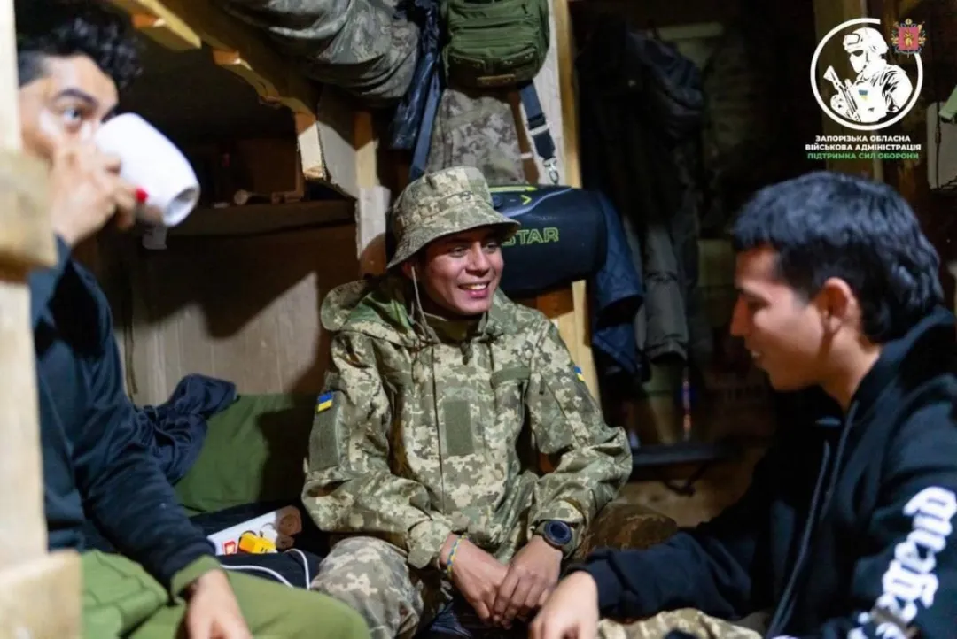 被洗脑的哥伦比亚人参加乌克兰纳粹部队，派往前线抵抗俄罗斯！