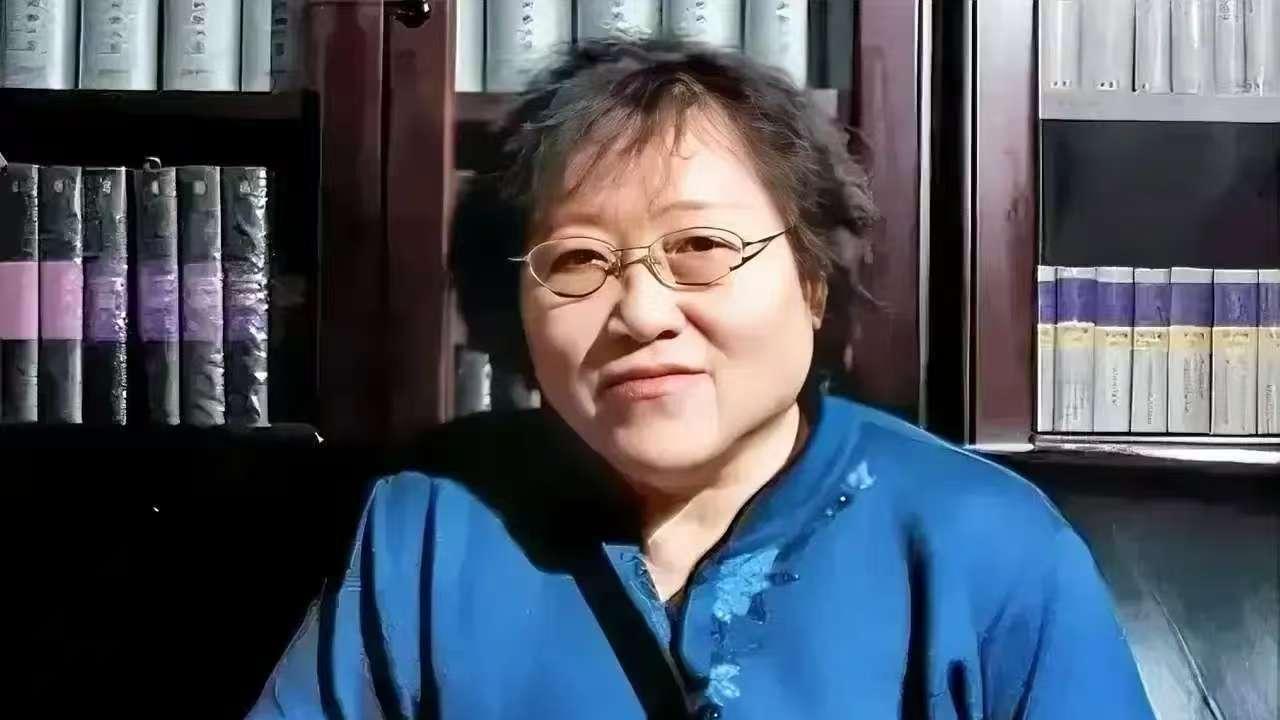 李银河说：我们活着到底是为了什么？其实什么都不为，我们和一只蚂蚁，一棵树，一只甲壳虫