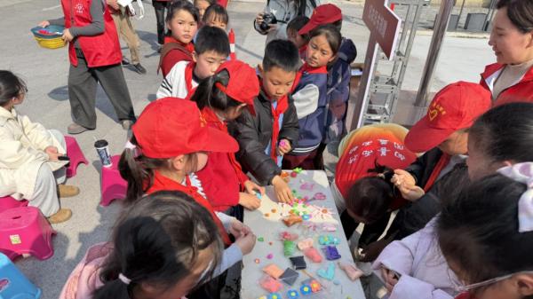 荆门市掇刀区科协联合开展学雷锋主题科普志愿服务活动