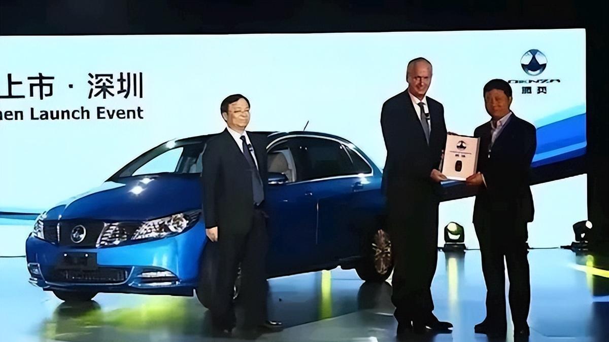 比亚迪王传福打卡问界展台 ，余承东亲自接待：手指新一代M9讲解