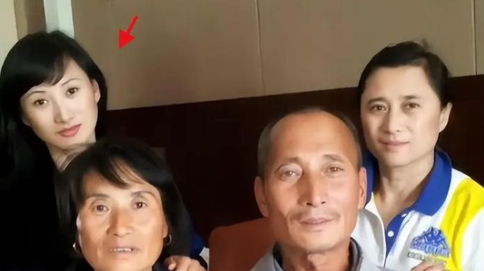 女网红嫁给大8岁的美国人，每天零花钱只有20，她却表示很幸福