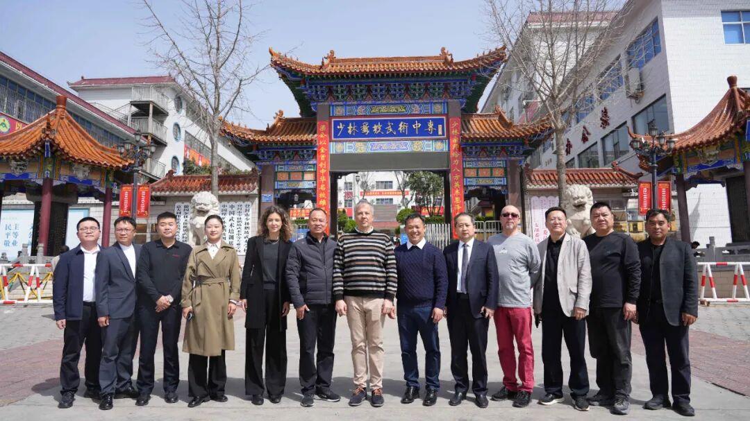 匈牙利国会副主席欧拉·劳约什一行莅临鹅坡武校参观考察