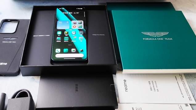 国产真我手机另类定制版：天玑9400+旗舰处理器，24gb运存流畅用