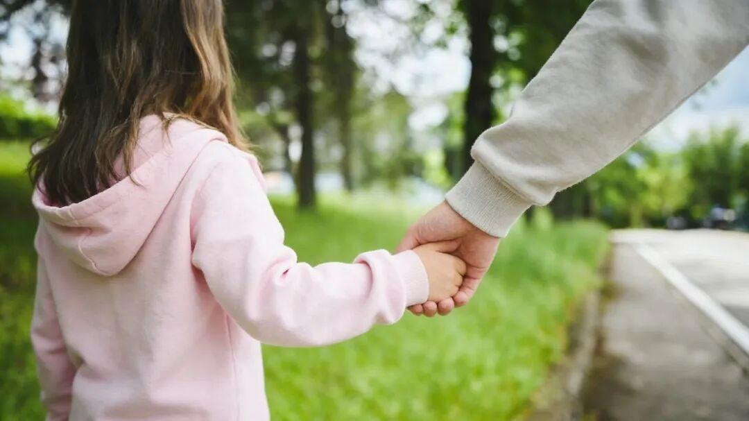 别再问“为母则刚”，她只是没人帮