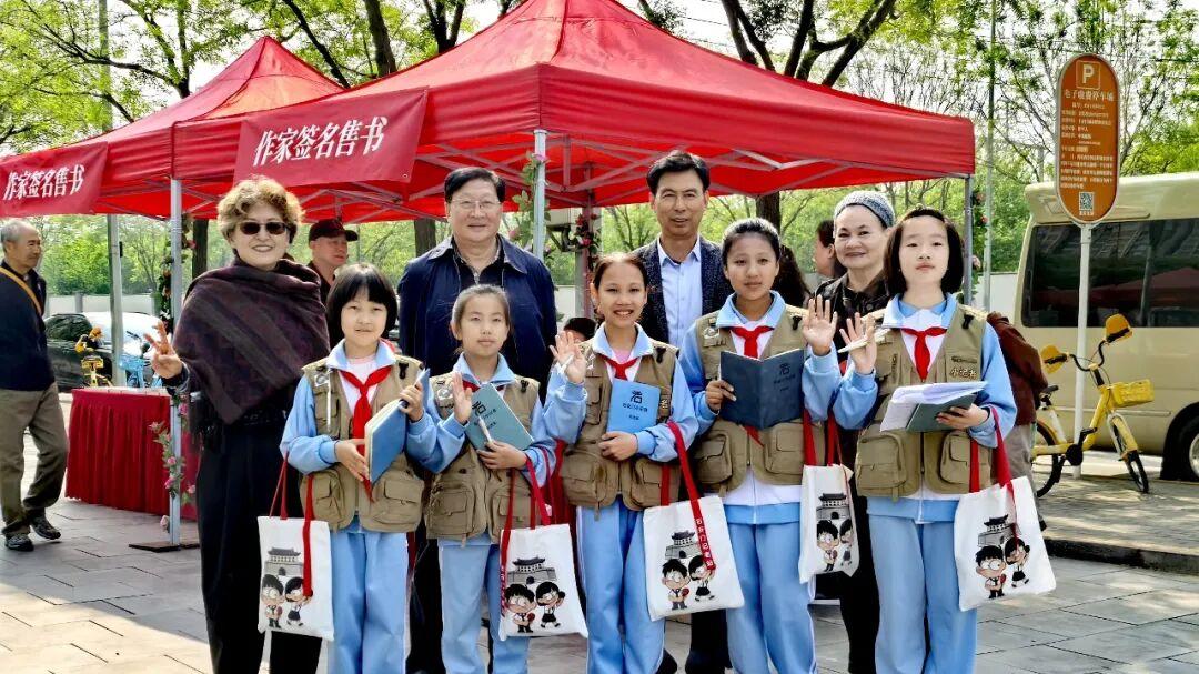 文学润万家 群众争索书——小记者采访忙 人书花共欢畅