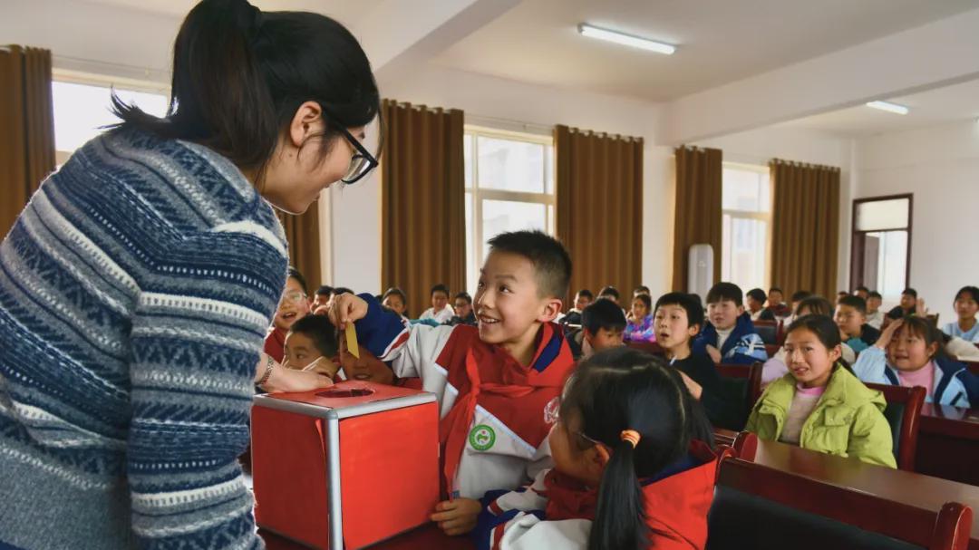信阳市羊山外国语小学赴查山乡村少年宫开展结对帮扶活动