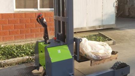 户外作业选对车 越野型电动堆垛车与普通堆高车对比