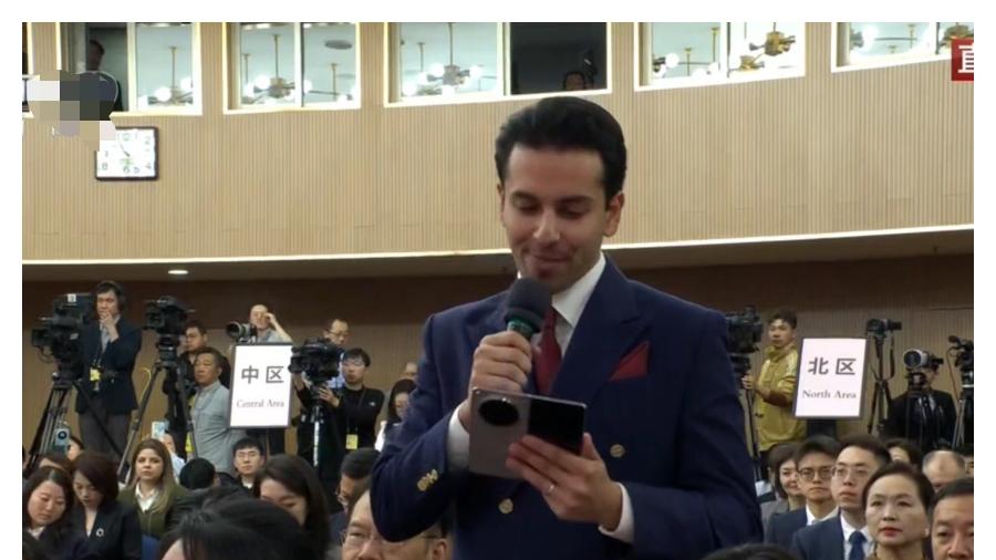 貌似记者们都在用折叠屏了~~