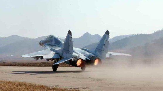 朝鲜人民军空军的训练场面 金正恩亲临现场指导