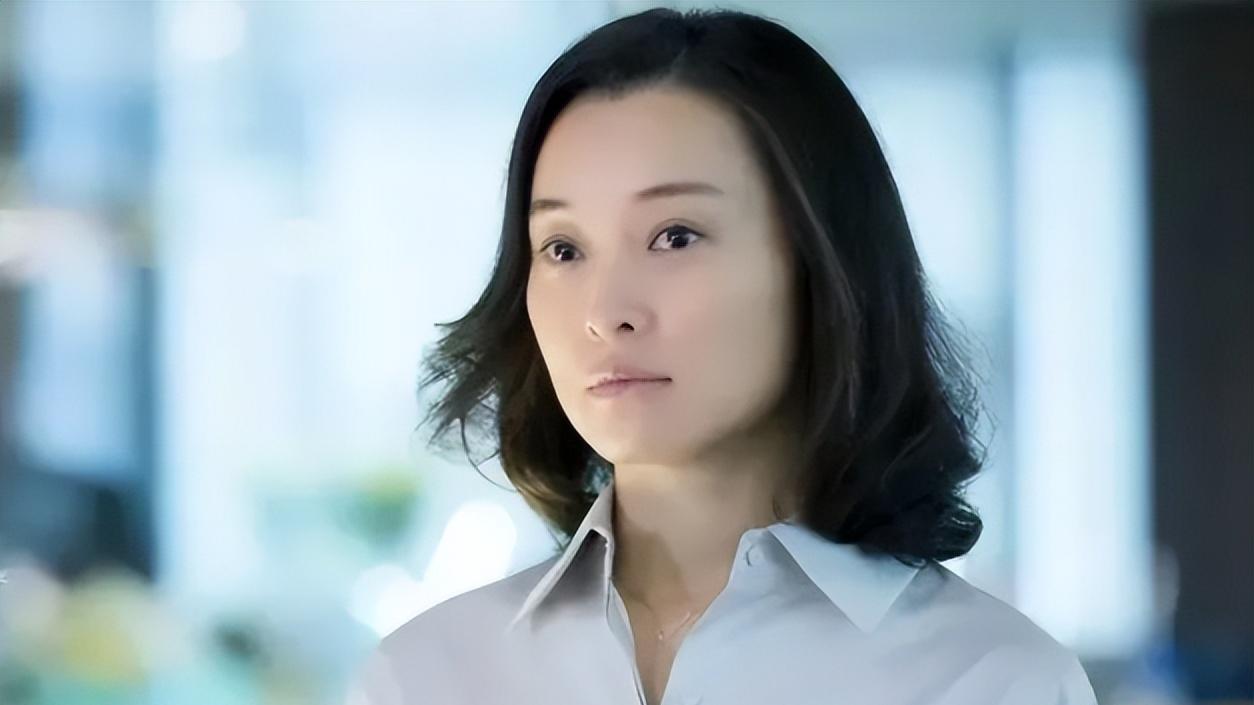 一边是《沉默的荣耀》《繁花》，一边是轮椅和药盒，吴越的日子有多真实？