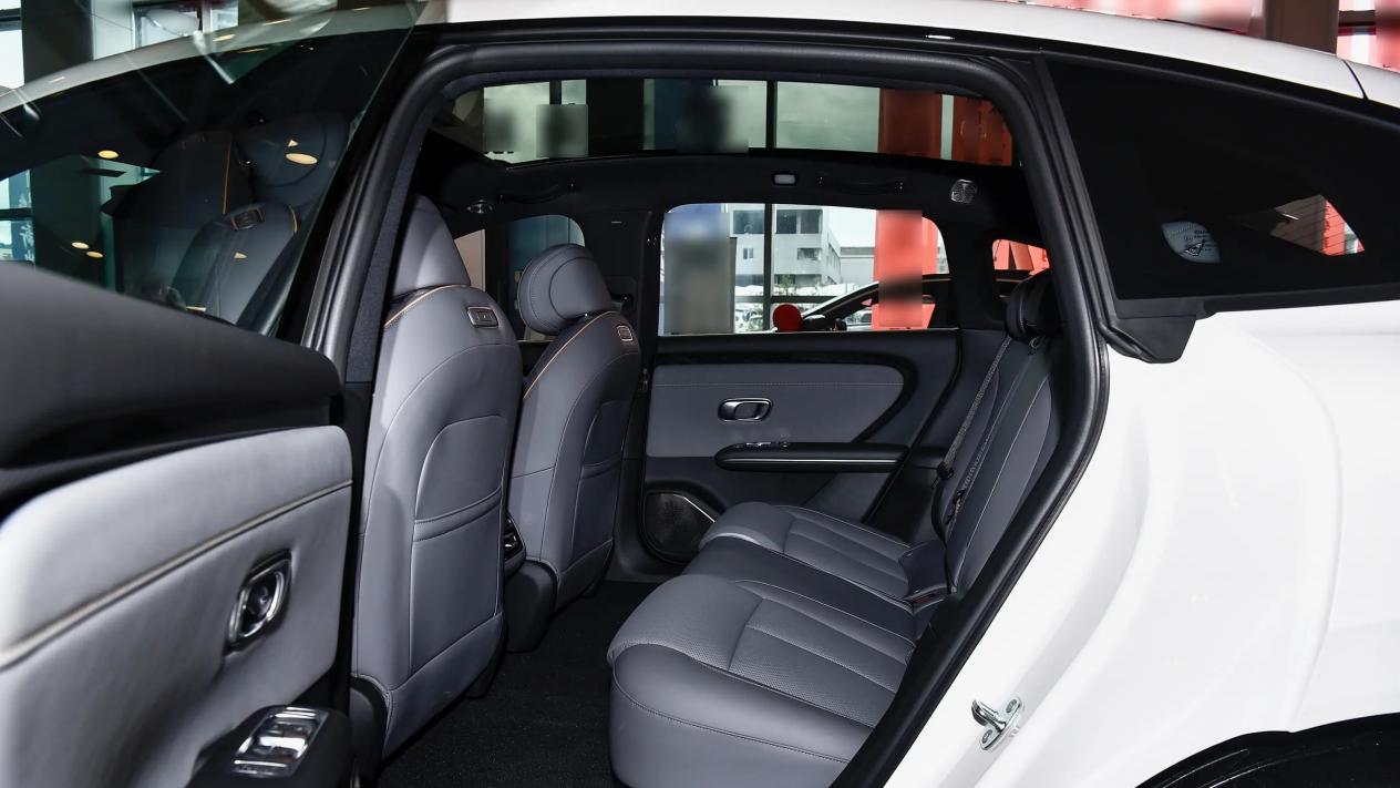 14万买纯电轿车，长安启源A06和小鹏MONA M03，谁更适配春日出游？